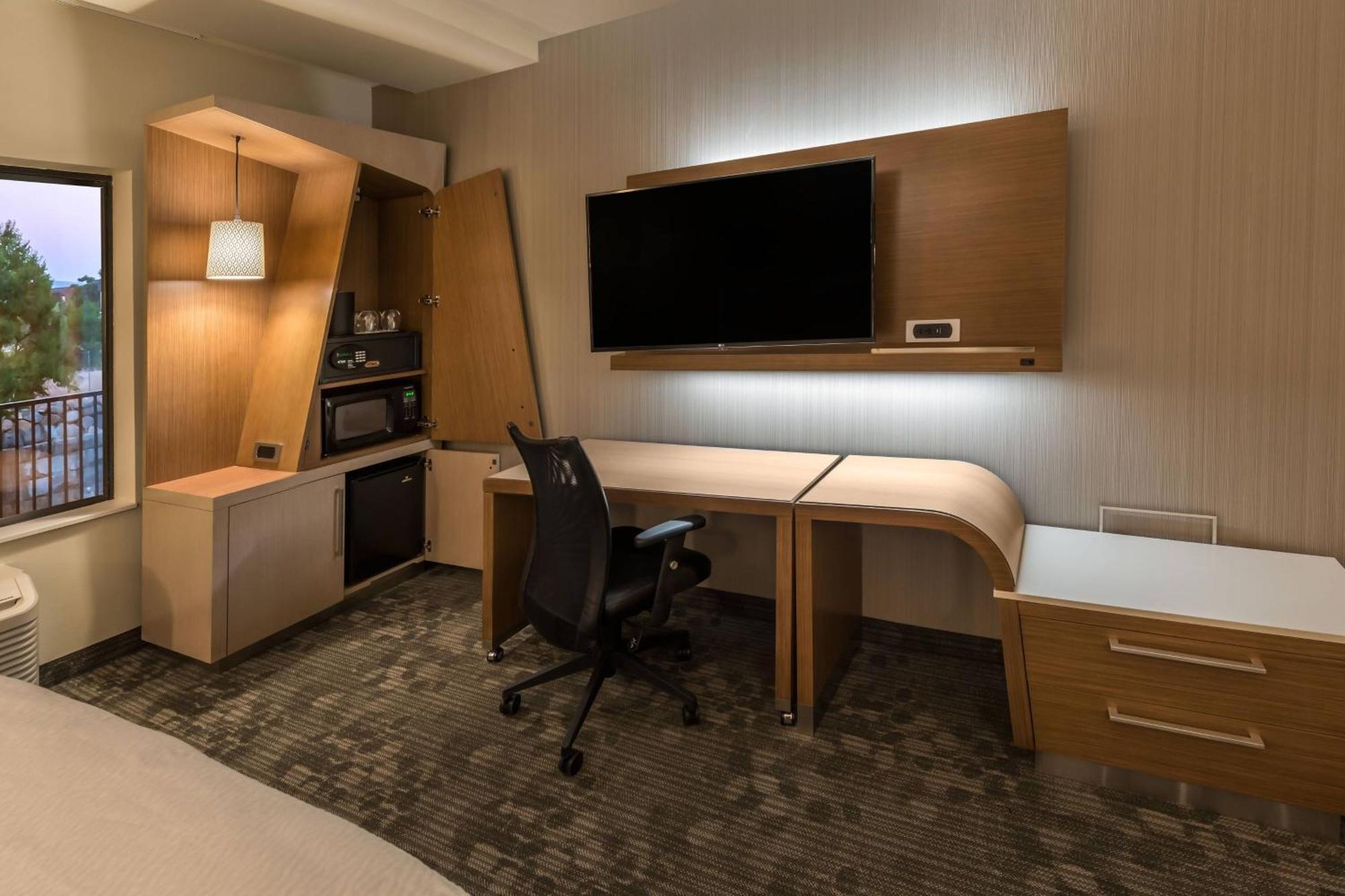 Courtyard By Marriott Downtown/riverfront