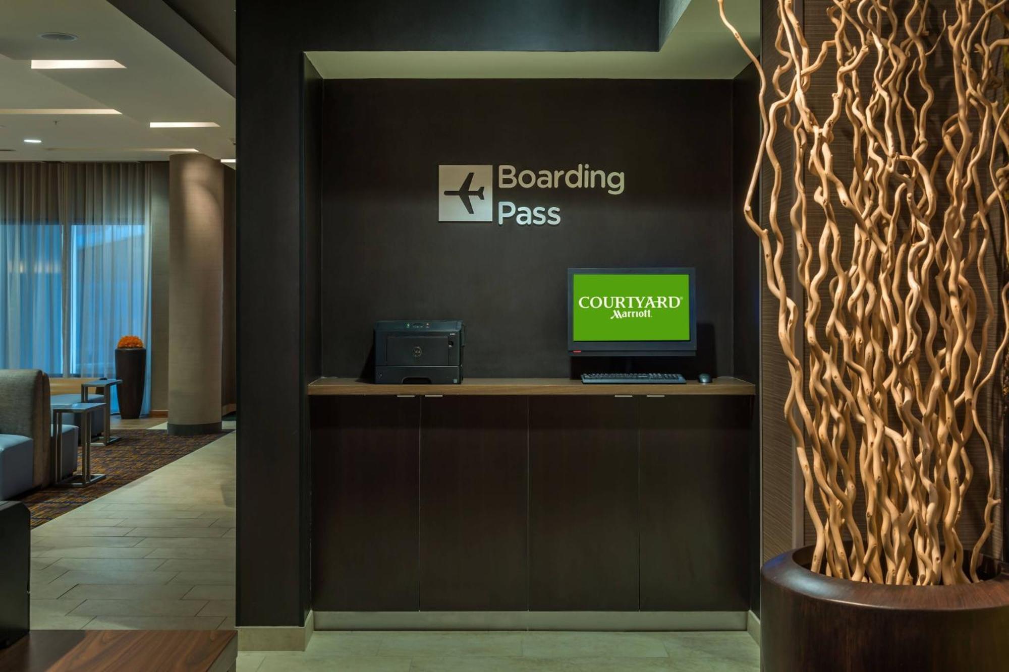 Courtyard By Marriott Downtown/riverfront 3*