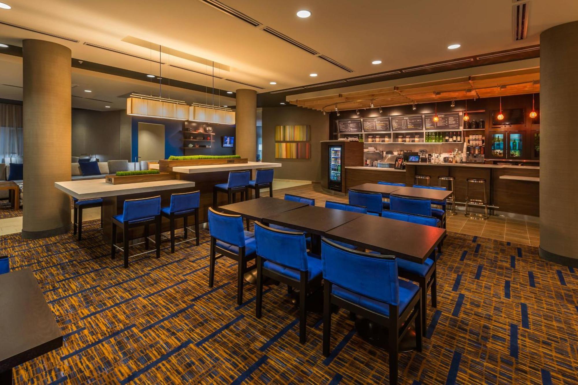 Courtyard By Marriott Downtown/riverfront