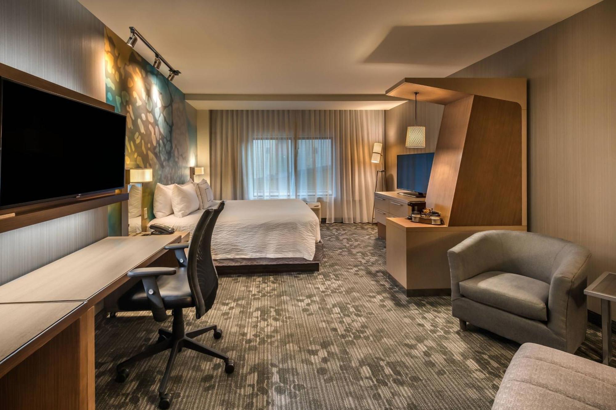 Courtyard By Marriott Downtown/riverfront